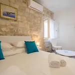 Toma Apartment *